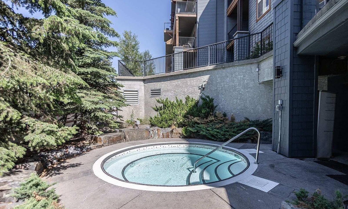 Canmore Apartment | 1 Bd corner unit stunning views wrap around deck