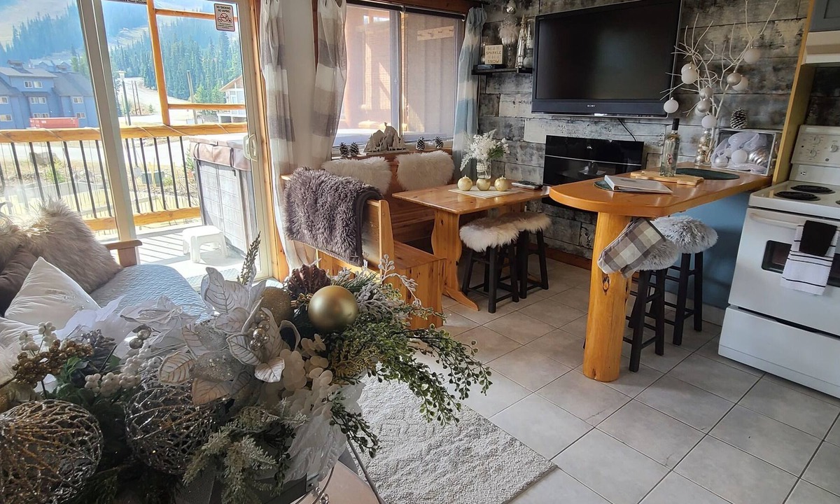 Apex Mountain Condo | 1 bedroom condo w/PRIVATE hot tub - sleeps 4!