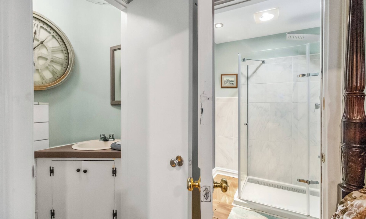Queens Apartment | 1 Bedroom Deluxe Apartment Downtown Liverpool with Jacuzzi - Suite A