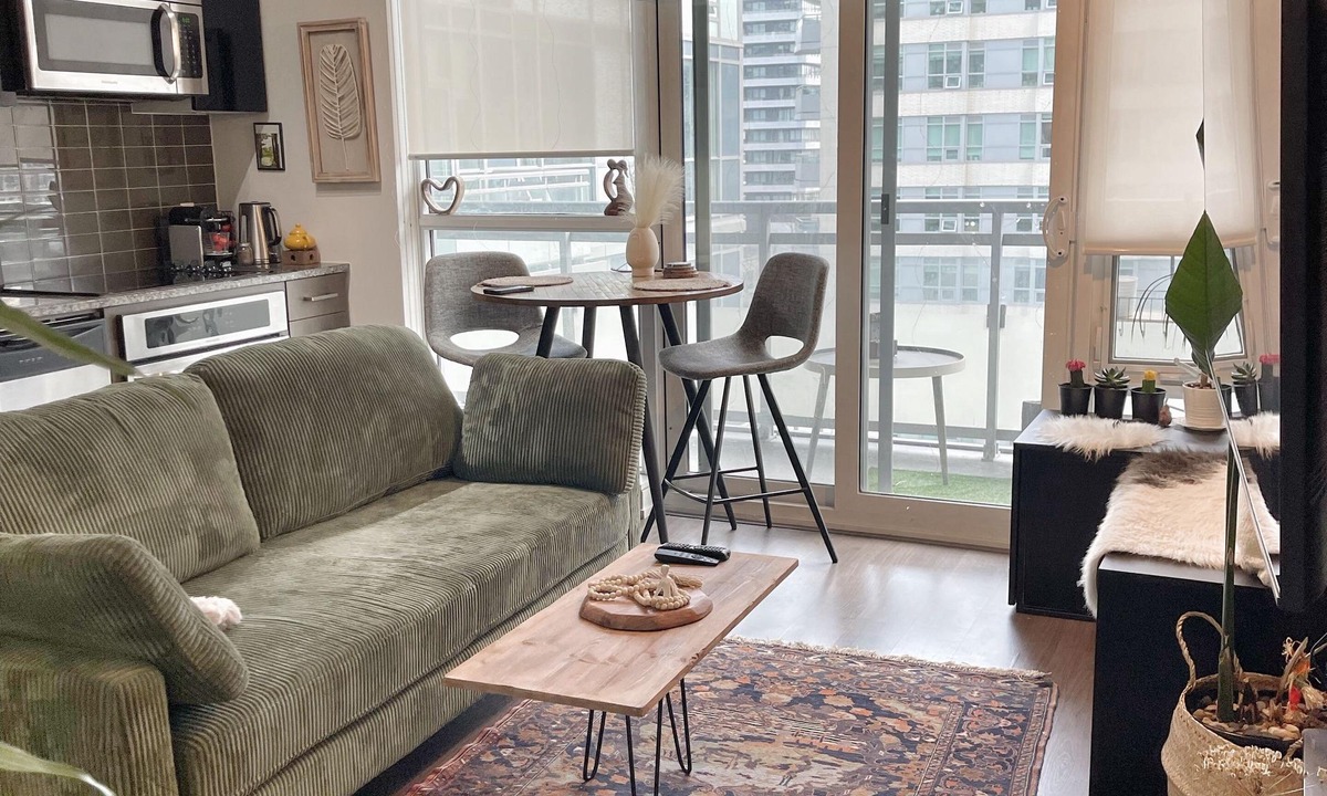 Mount Pleasant West Condo | 1 bedroom in midtown Toronto, with a pool and a gym, 6 minutes away from subway