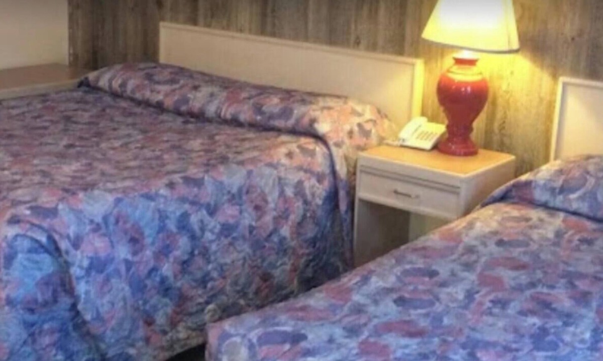 Merritt Hotel | 1 Bedroom Kitchenette, Hardwired Internet, free parking, WiFi