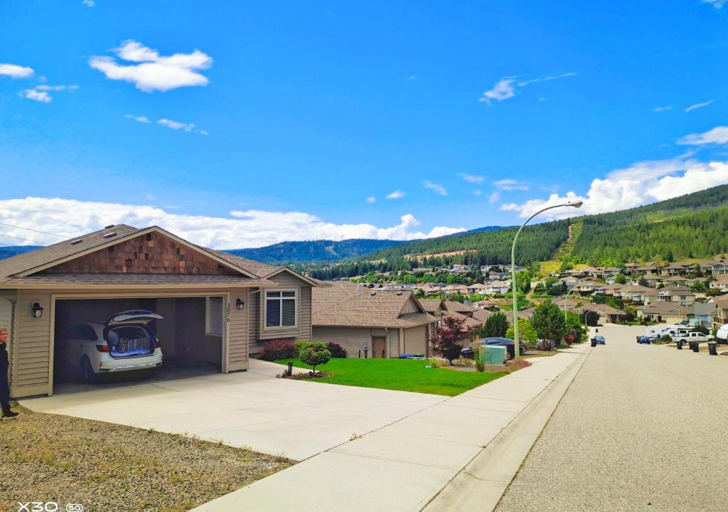 Central Okanagan Bed & Breakfast | 1 bedroom lake Mountain view