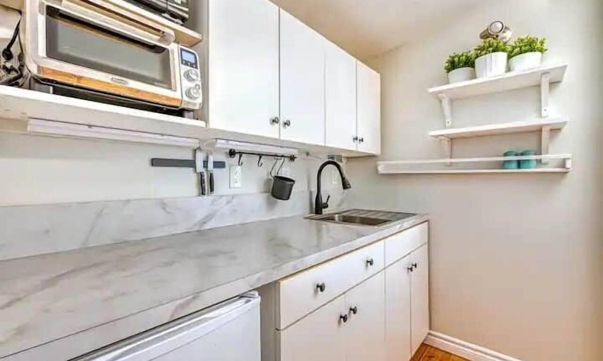 Carleton Place Apartment | 1 bedroom Suite: King, Parking, Upstairs, downtown