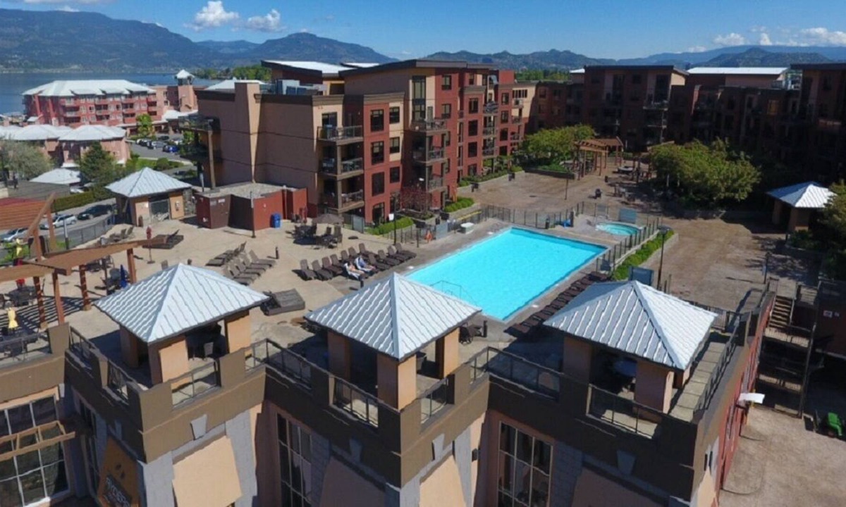 South Pandosy Condo | 1 bedroom with enclosed den overlooking quiet courtyard (sleeps 7)