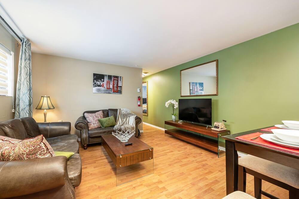 Ahuntsic-Cartierville Apartment | 1 - CHIC DESIGNER LOVELY BEAUTIFUL COZY FLAT 1BDR