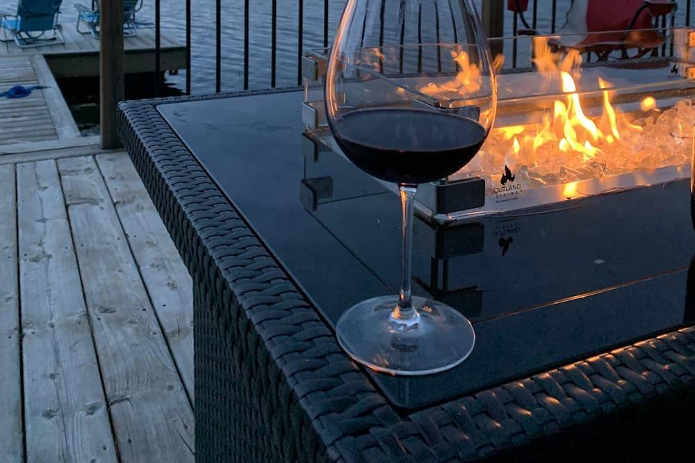 Whitewater Region Cottage | 1 hour west of Ottawa Family friendly Private Nearby amenities Sleeps up to 10