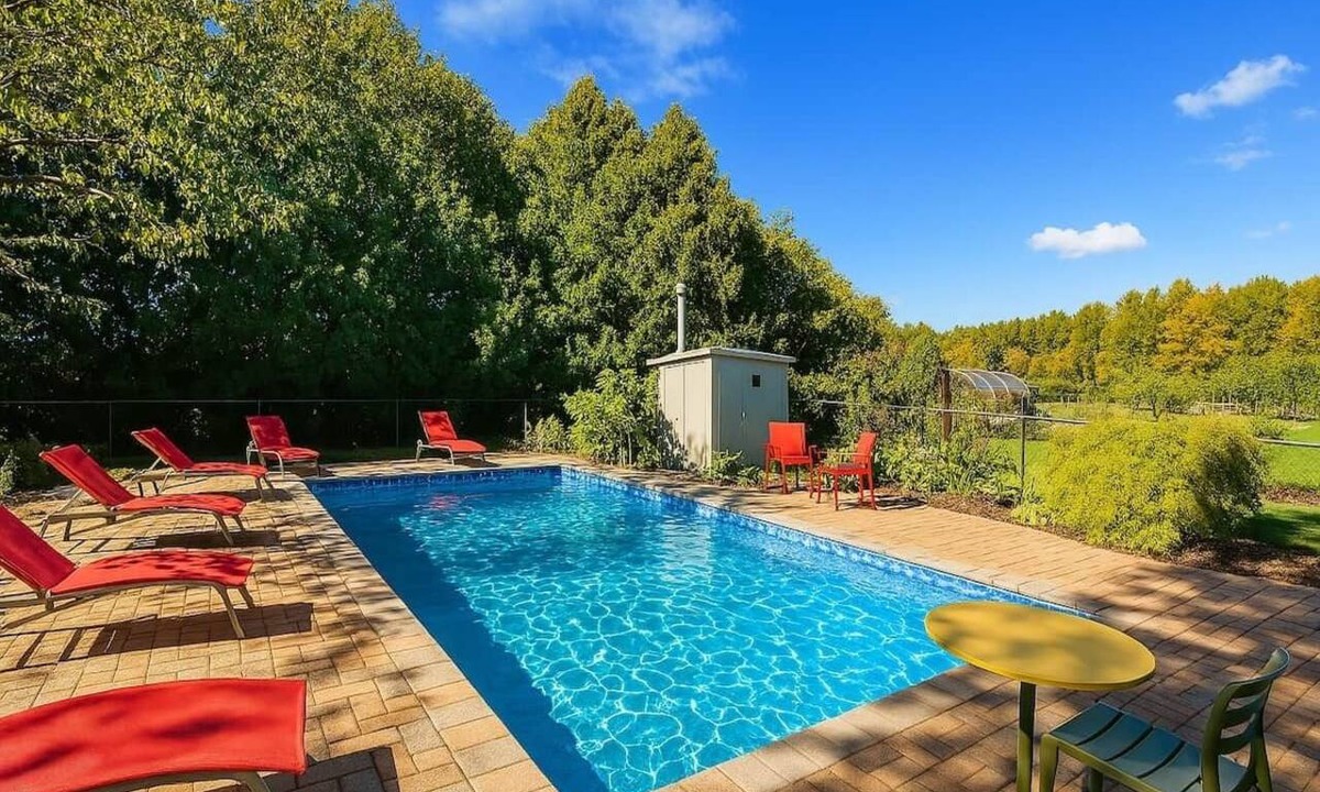 York Regional Municipality House | 10 Acre Farmhouse with Pool Plus 5 Bedrooms and 3 Baths