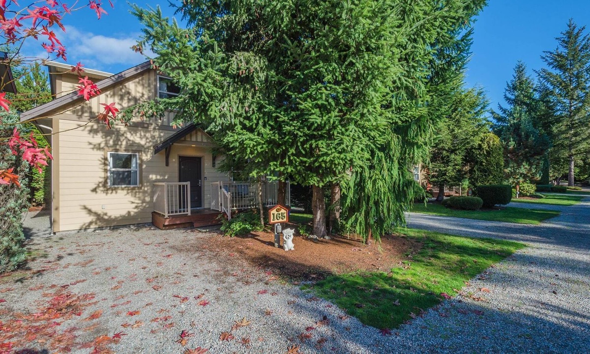 Regional District of Nanaimo Cottage | 1109 s.f. Cottage - Sleeps 6 - Indoor Pool/Hot Tub - Close to Beach!