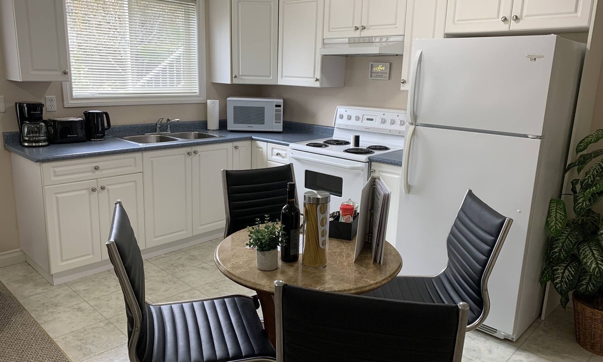 Victoria Apartment | #113 Viewmont Ave 4 Bed Ground Level Lovely Suite