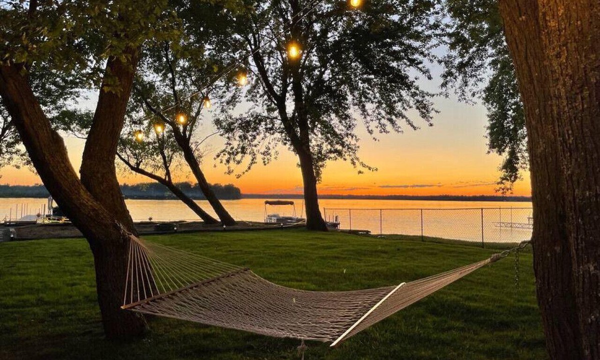 Beckwith Cottage | 127 Cedar · Cheerful and Relaxing Lakefront 3 Bedroom