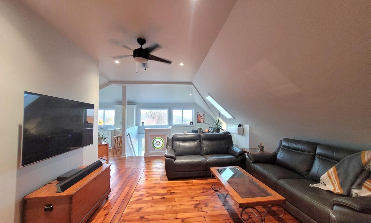 Zorra Apartment | 15 Mins From Stratford Festival, two Viewing Decks of the Scenic Countryside