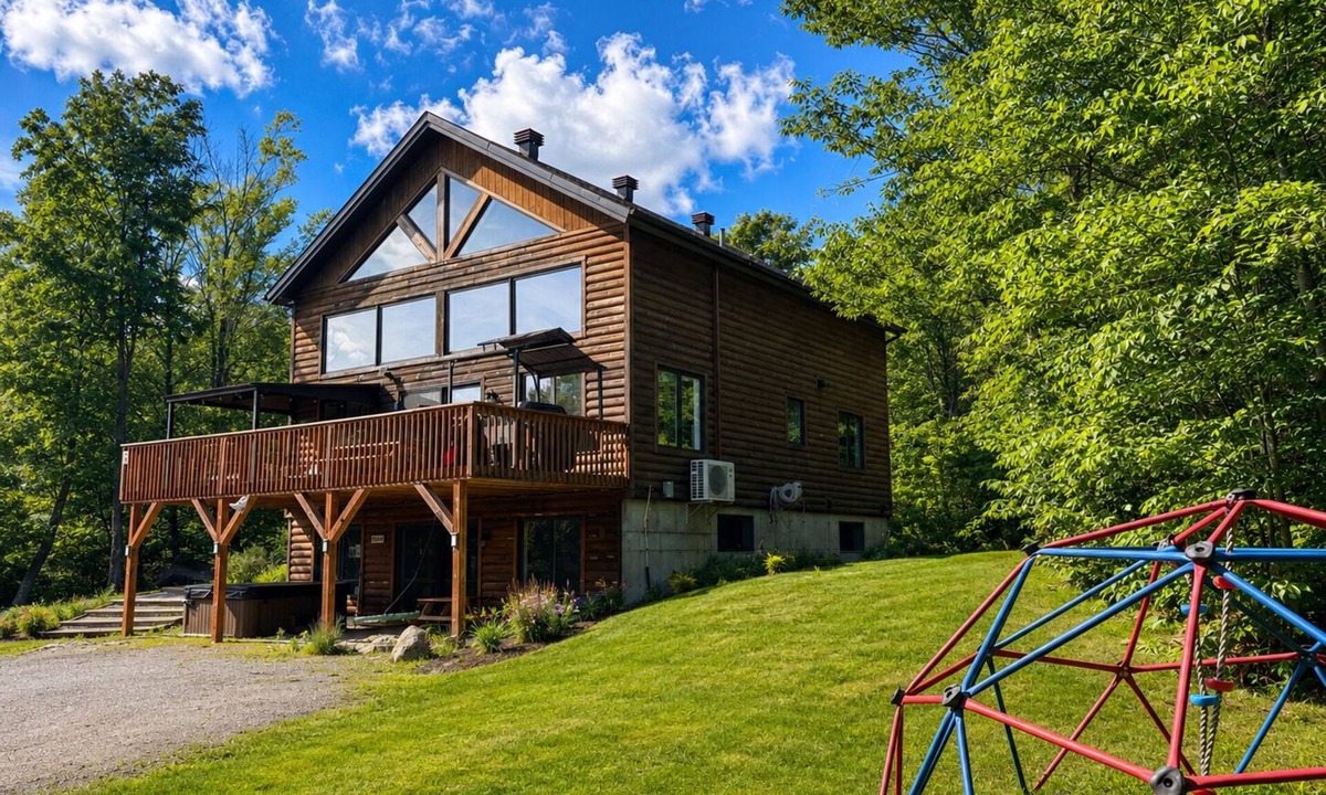 Wentworth-Nord Ski Chalet | 16-Person Luxury Chalet near St-Sauveur | Spa+Games | Chalet Belle Roche