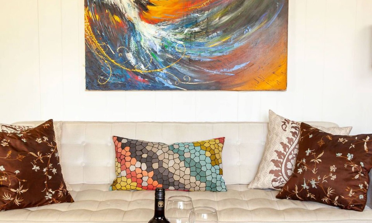 Prince Edward House | 1866 Schoolhouse - FREE Sandbanks Pass, 15mins to Beach, Family & Dog Friendly