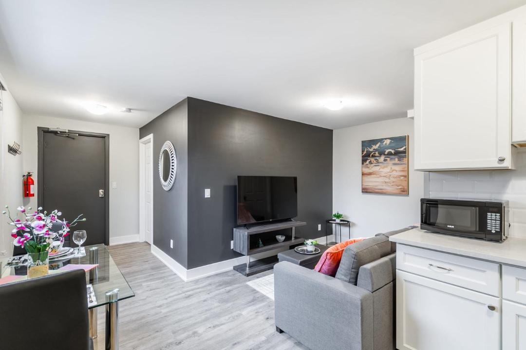 Central Hamilton Apartment | 1BR - Boutique Apt w Netflix - Prime Location