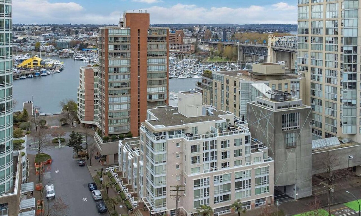 Downtown Vancouver Apartment | 1BR+Den, Free Parking, Steps to Seawall
