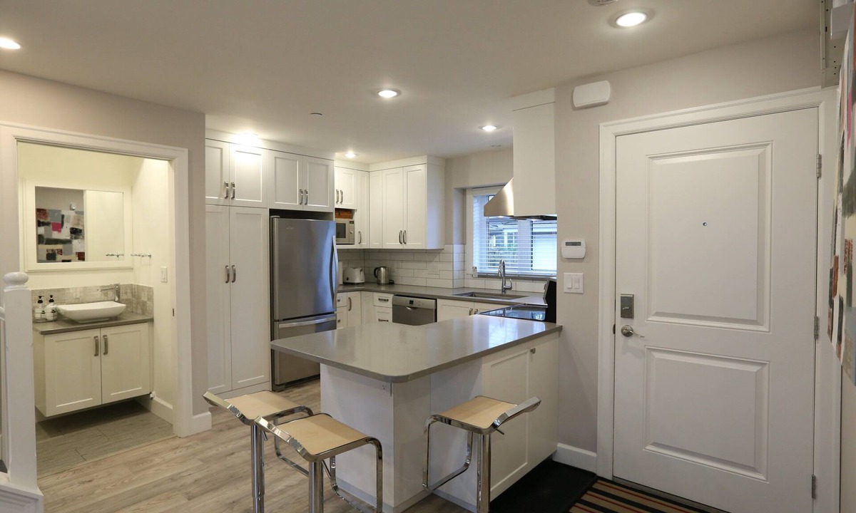 Arbutus Ridge House | 2 bd, 1.5 bathroom cottage at Vancouver Traveller B&B