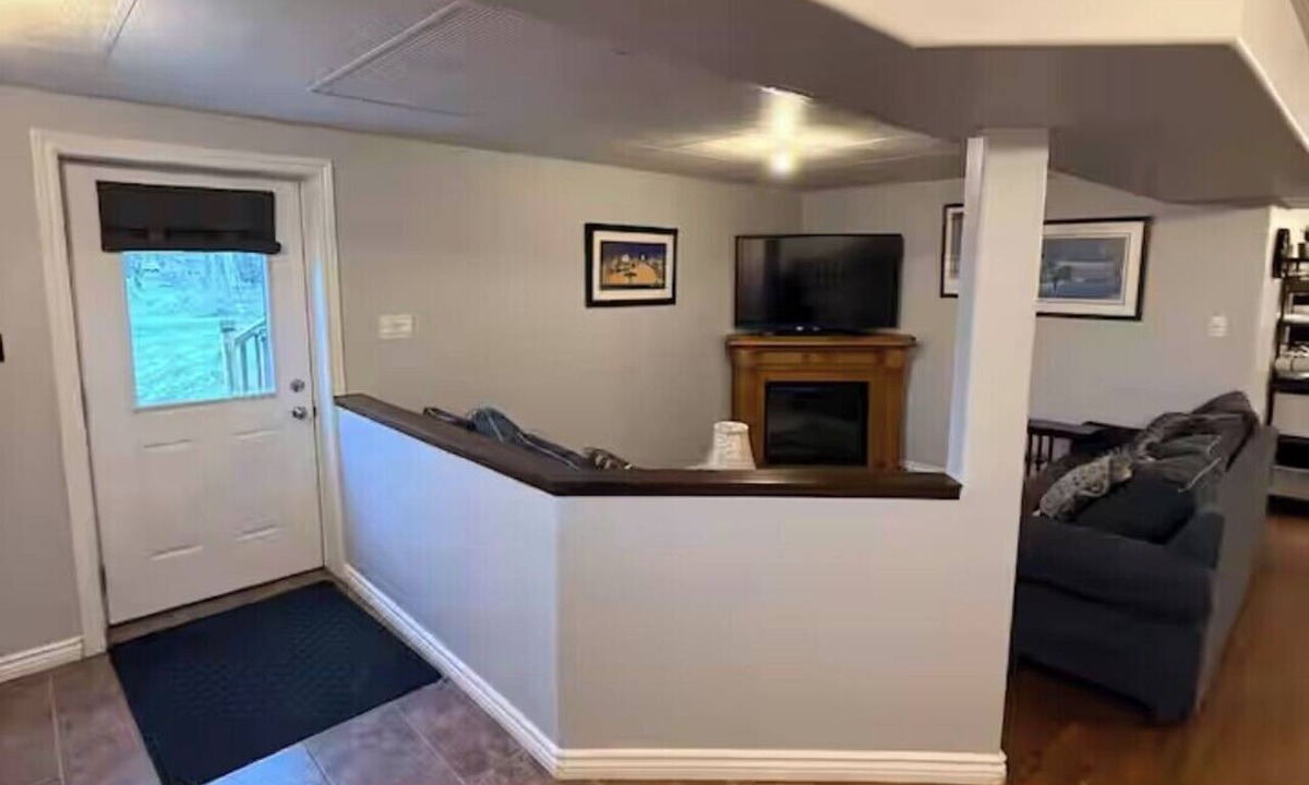 Beckwith Apartment | 2 BD Apartment-Sleeps 5 Near Stonefields Estate & Mississippi River, Heated Pool