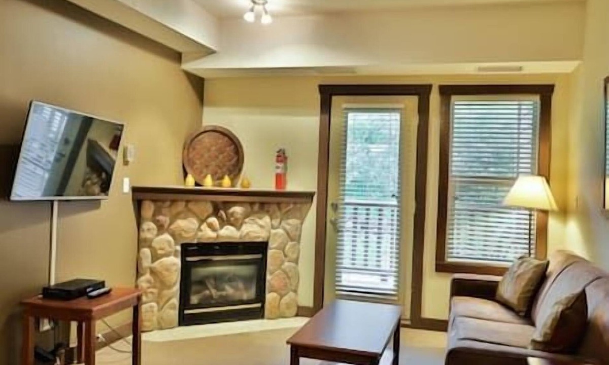 Fernie Apartment | 2 BDR Condo/Hot Tub/Gym
