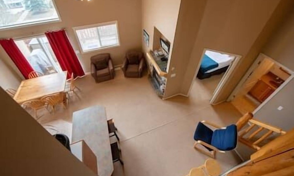 Fernie House | 2 BDR with Loft/Mountain Views/Walk Out Deck