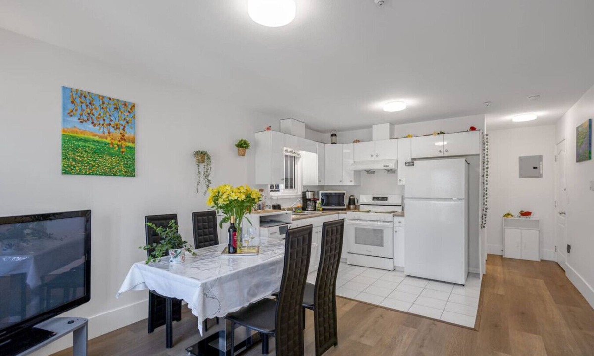Hastings Condo | 2 Bds suite beautiful Yard near PNE