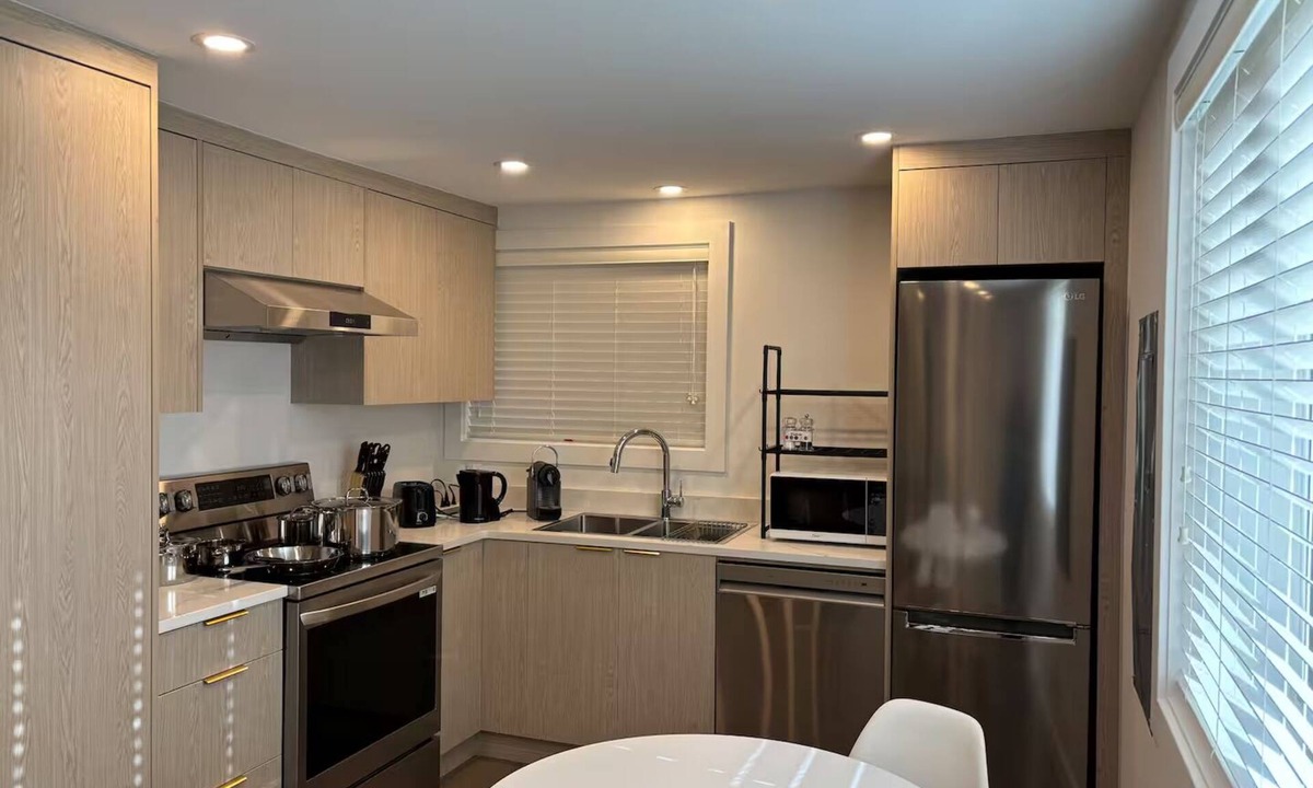 New Westminster Bed & Breakfast | 2 bed & 1 bath Garden level suite