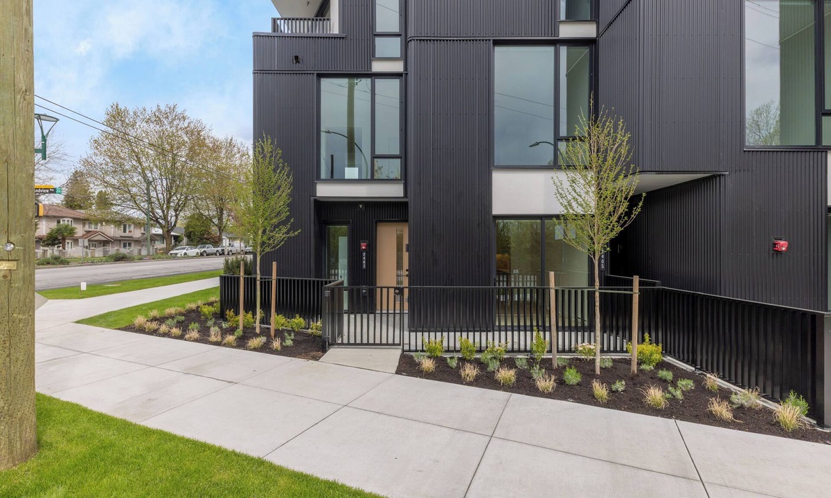 East Side Condo | 2 Bed 2 Bath Brand Immaculate Condo by Transit and Trout Lake