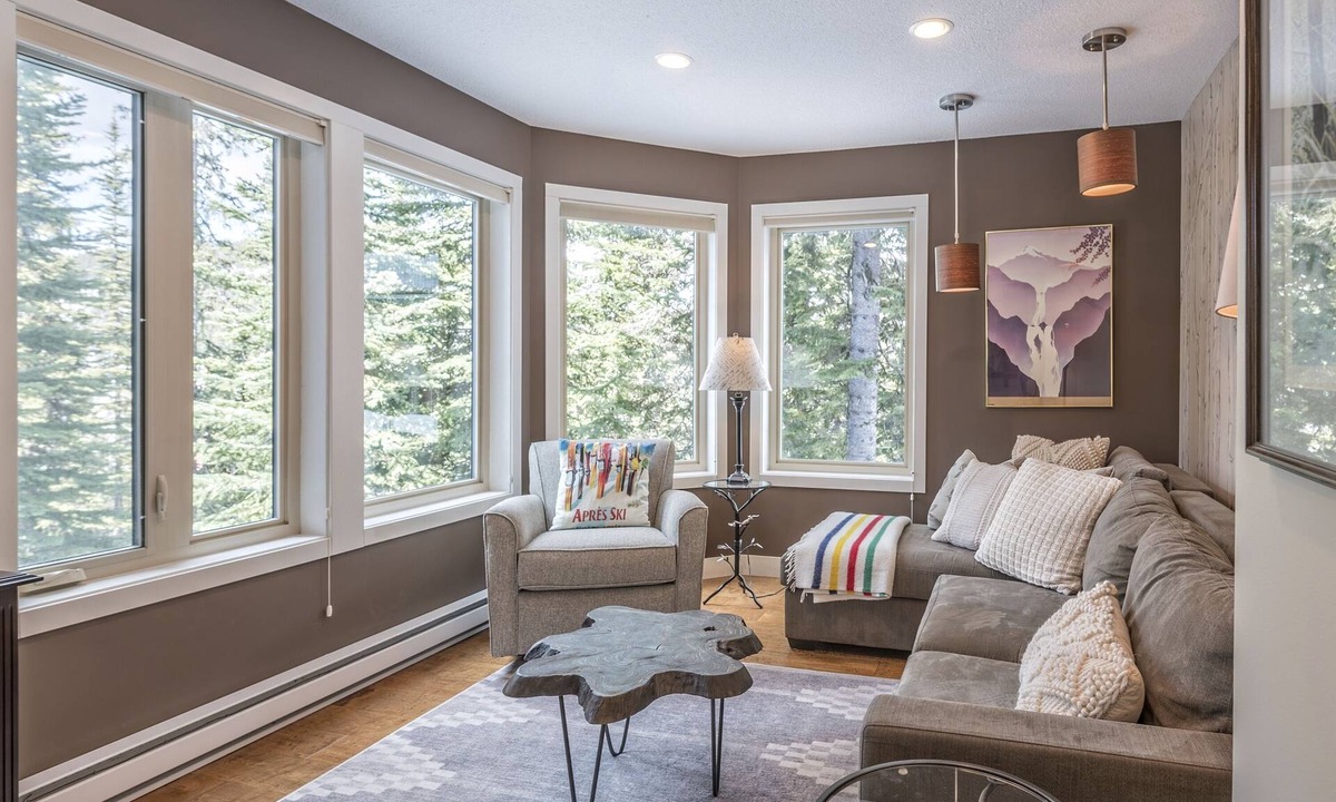 Silver Star Mountain Apartment | 2 Bed/2 Bath Suite On Skiway - Hot Tub, Laundry, Storage Room, Heated Floors!