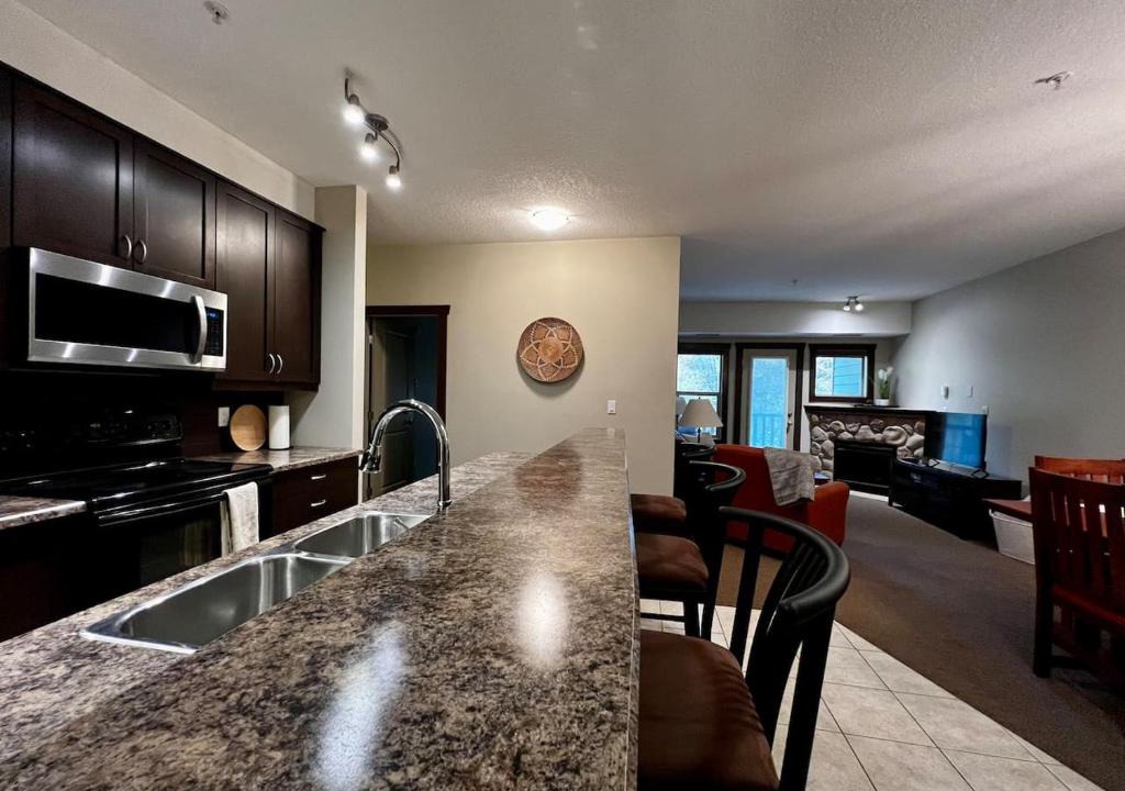 East Kootenay Apartment | 2 Bed 2 Bath with Fire Place