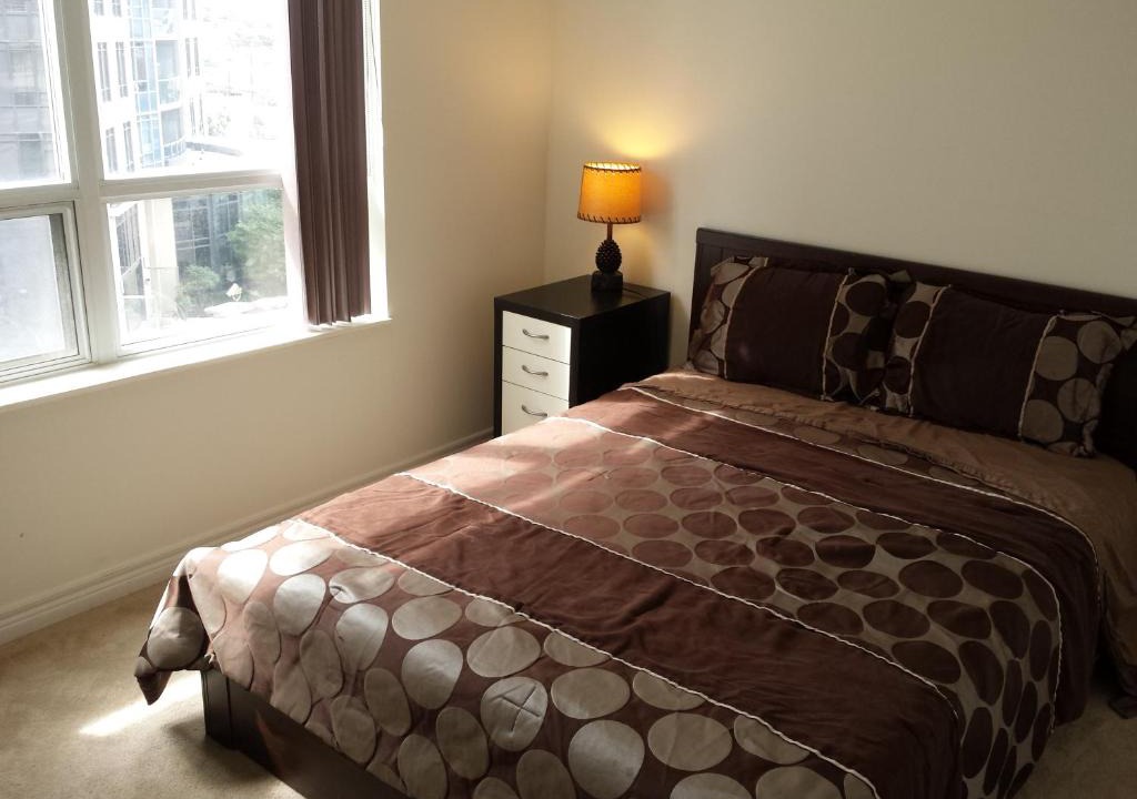 Downtown Mississauga Apartment | 2 Bedroom 1 Bathroom Prime Location in Mississauga