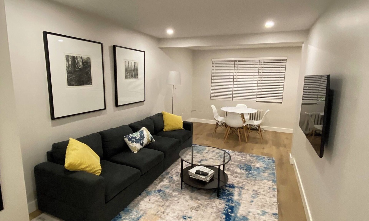 Port Credit Apartment | 2-Bedroom Beauty on the Lakeshore in Port Credit, Mississauga