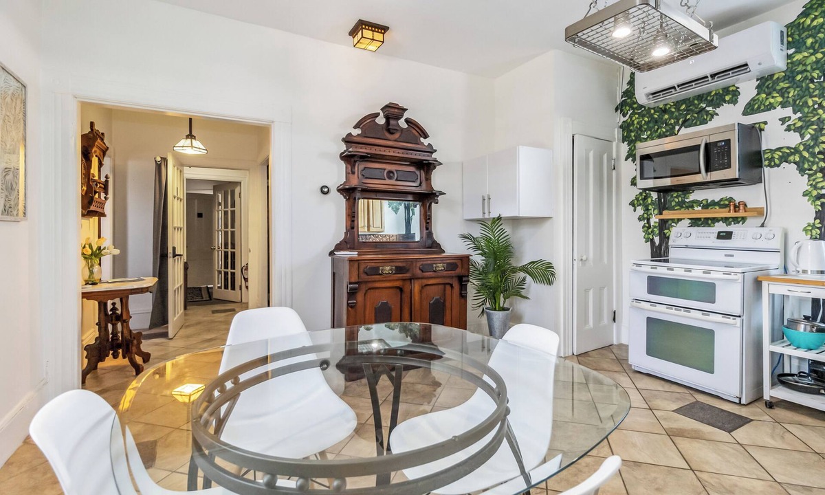 Queens Apartment | 2 Bedroom Deluxe Main Street Downtown Liverpool Suite C