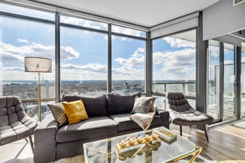 Bay Cloverhill Apartment | 2 Bedroom & Den with Stunning Views of Lake Ontario