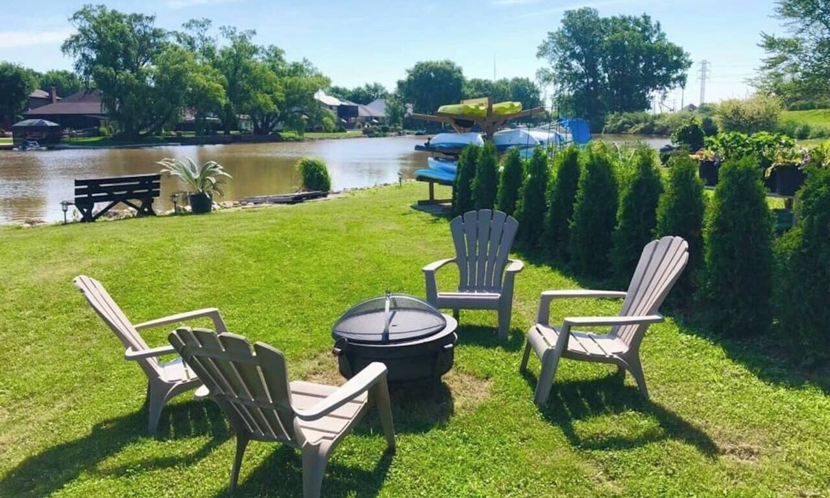 Lakeshore House | 2 bedroom Getaway/Lake St. Claire, Canada/kayak