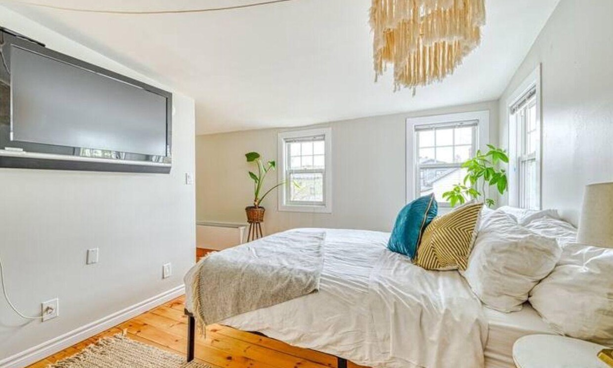 Carleton Place Apartment | 2 bedroom suite: King, Queen, parking, kitchenette, central, upper level