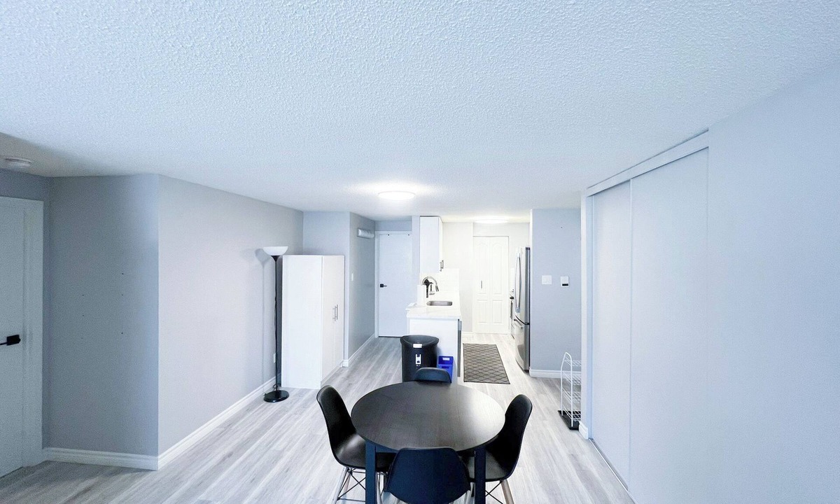 Waterloo Apartment | 2-bedroom with 1 Parking, WIFI, SmartTV, Netflix, Laundry and Kitchen. Sleeps 6.