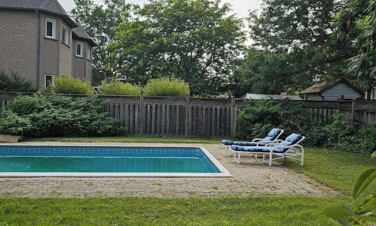 Burlington House | 2 living rooms, 3x TVs - walkable to downtown Burlington, Hospital, Mall, Beach