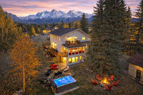 Jasper East Ski Chalet | 2 minute Drive to Jasper National Park
