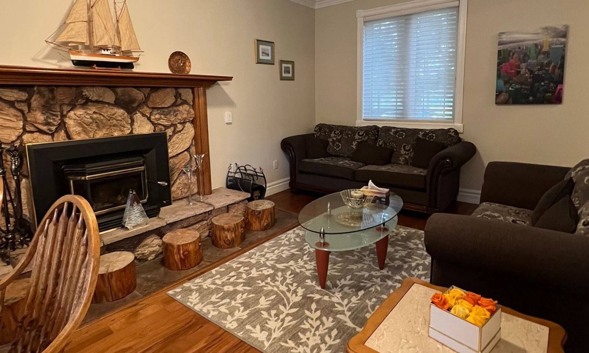 Sharon Cottage | 2-storey, 3,000 sq.ft house on 2 acres with large deck and gazebo