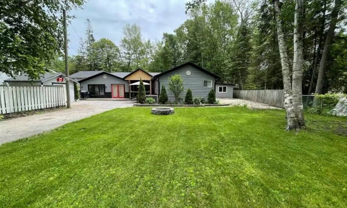 Wasaga Beach House | 20 minutes to Blue Mountain/games room