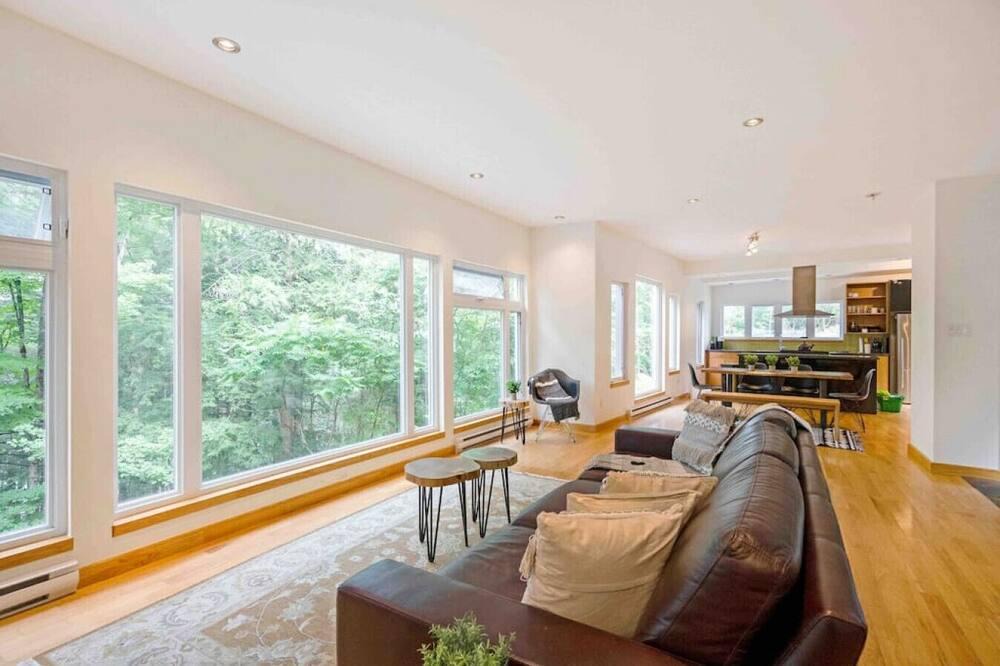 Val-des-Monts House | 209 ChemDuRubisVal-des-Monts, QC J8N 1L5 · The Big Red Retreat: Lakefront, Val Des Monts