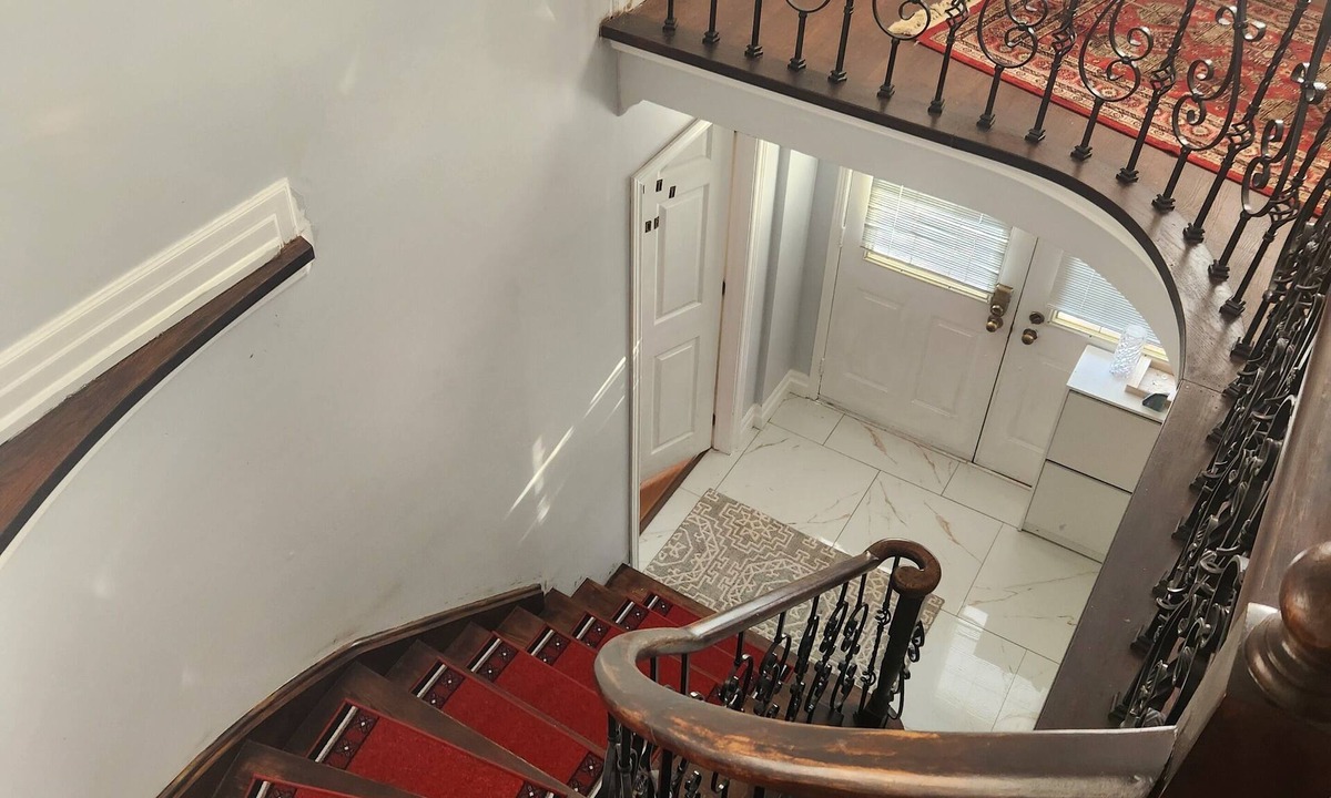 Mount Pleasant House | 25 minutes From YYZ Airport Luxurious 5 Bedrooms 3Bath Home with a POOL & WIFI