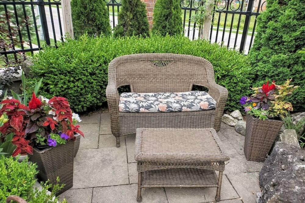 Guelph House | 2bd McArthur · Executive 2br home w/ office space