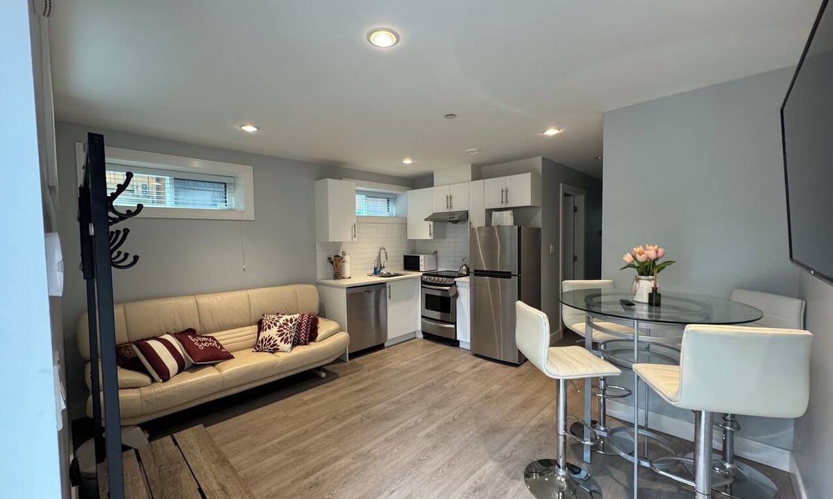Vancouver South House | 2BR Modern Suite - 20 mins to Downtown