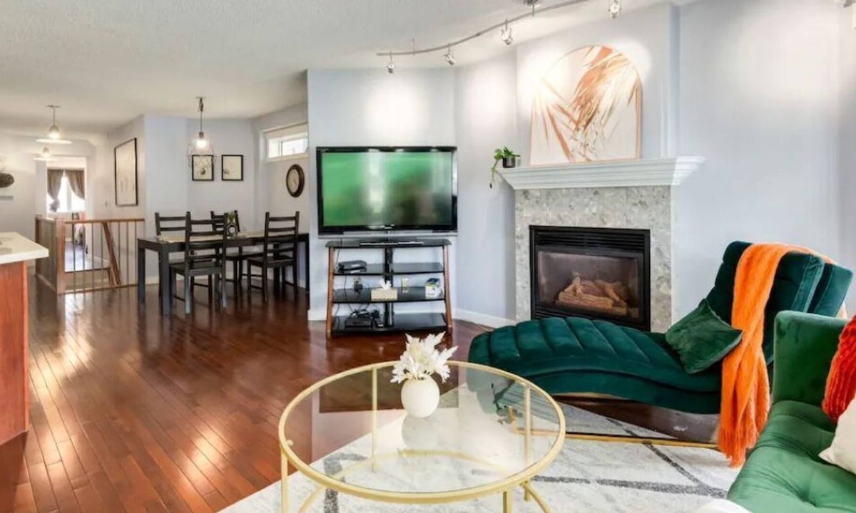 Sunnyside Apartment | 3 BDR in Kensington Sunnyside near DT, Bow River, Peace Bridge