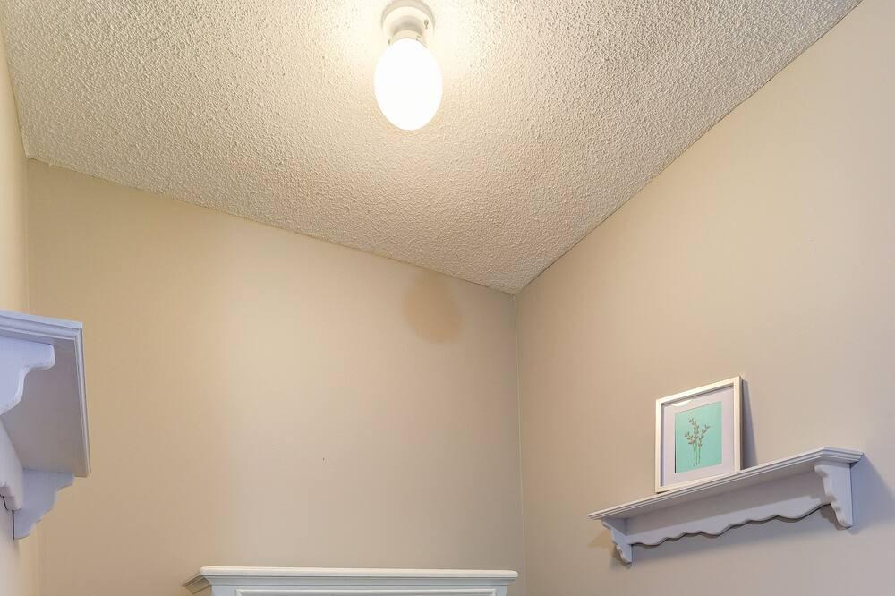 West End House | 3 Bdrm Townhouse with Parking