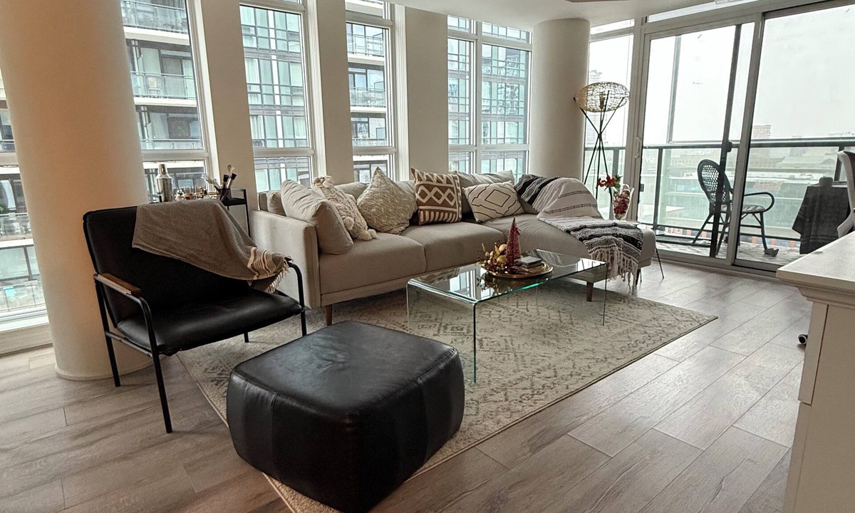 Old Town Apartment | 3 Bed Downtown Condo | Airy & Modern