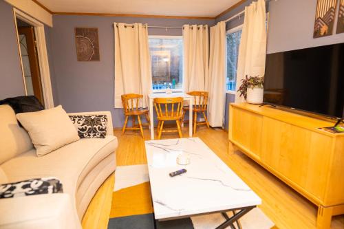 Whitehorse House | 3 Bedroom Gardenside Downtown Home