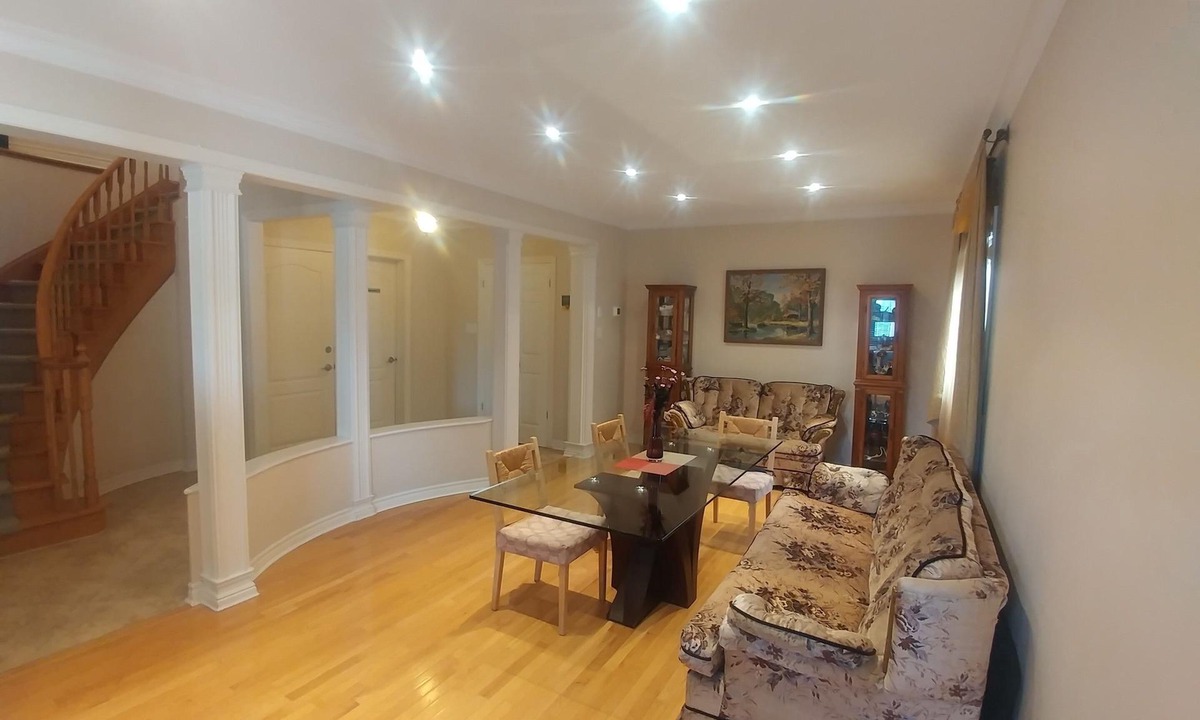 Richmond Hill House | 3 bedroom house furnished, Richmond Hill, Bathurst/Elgin Mills