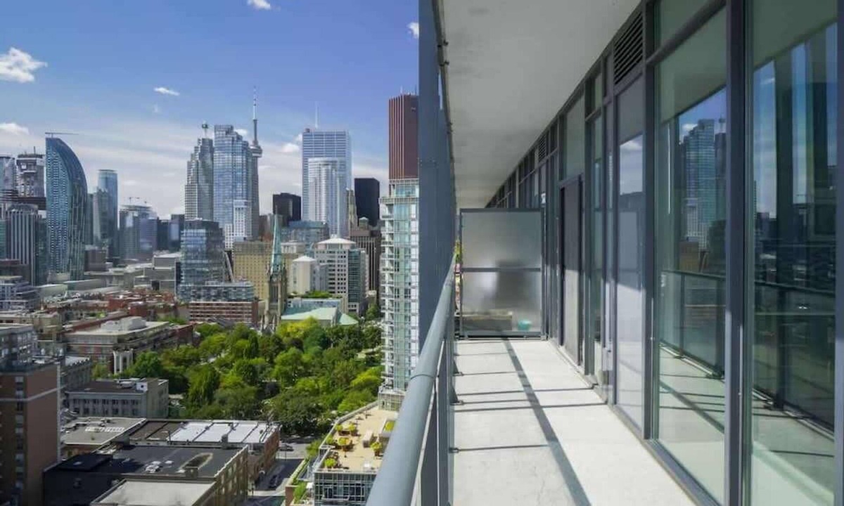 Old Town Condo | 3 Bedroom Penthouse w/Skyline View + Free Parking