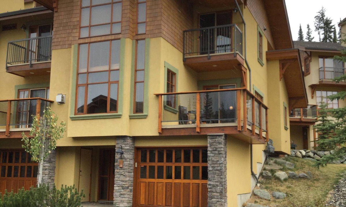 Sun Peaks House | 3 bedroom townhouse ski in ski out with hot tub.